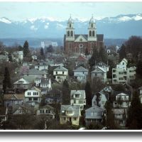 Immaculate Conception Church overlooks a Seattle neighborhood - 199803LJW, Сиэттл