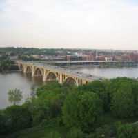 A view of Georgetown, Key Bridge, and the Potomac River from the top floor bar at Rosslyn Marriot, Арлингтон