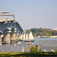 VIRGINIA: YORK COUNTY: YORKTOWN: the three-masted schooner Alliance sails under the George Preston Coleman Memeorail Bridge, Йорктаун