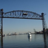 VIRGINIA: NORFOLK: fishing boat passing under the Norfolk and Portsmouth Belt Line Railroad Lift Bridge, Портсмут