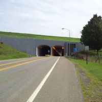 Tunnel under runway in Roanoke, Холлинс