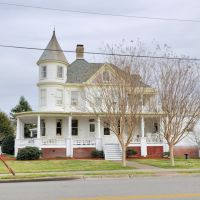 VIRGINIA: HAMPTON: classic houses: 4400 Victoria Boulevard: "Little England Inn" as seen from South Armistead Avenue, Хэмптон