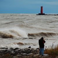 Unknow photographer captures the waves on Lake Michigan, Шебоиган