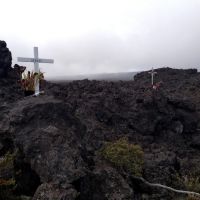 2012-04-29 Two Crosses near Observatory Road on Mauna Loa., Канеоха