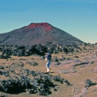 Mauna Loa Trail, one of the few places where one has the pleasure of walking on cinders., Канеоха