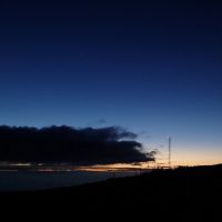 2013-05-06 Mauna Loa observatory at daybreak, even with a moon crescent., Канеоха