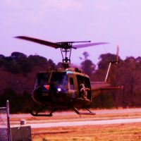 Huey helicopter in flight, Белведер Парк