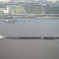 Apr 2007 - St. Louis, Missouri. Barge on the Mississippi River., Сент-Луис