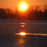 Sunset over the Frozen Mississippi Where Lewis and Clark Wintered in 1803-1804, Вуд Ривер