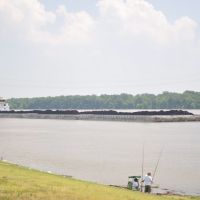Towboat and coal barges approaching Melvin Price Locks and Dam, Вуд Ривер