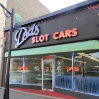 Dads Slot Cars in Downtown Des Plaines, Дес-Плайнс