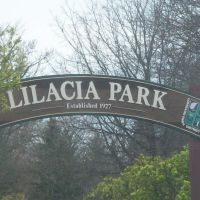 in down town lombard- lilacia park sign, Ломбард