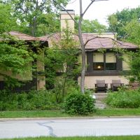 FLWs Gardeners Cottage on Coonley House Complex in Riverside IL, Риверсид
