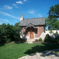 Pump house in English Cottage Garden, Wellfield Botanical Garden; Elkhart, IN, Елкхарт