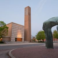 Henry Moore Statue and 1st Christian Church in the Morning, Колумбус
