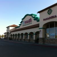 Vallarta Supermarket in Lancaster, CA, Ланкастер