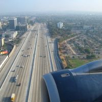 LA just before landing above 405 San Diego Freeway, Леннокс