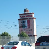 Plaza Mexico Sign going East on 105 Fwy, Линвуд