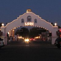 Lodi City Arch at Dusk, Лоди