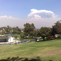 Smoke from the Station Fire towers over the San Gabriel Mtns. as seen from Barnes Park, Monterey Park, CA., Монтерей