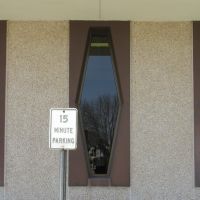 Architectural detail - Hexagonal windows of Post Office on N 4th St, Norfolk, Nebraska, Норволк