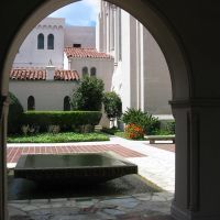 Church courtyard in Pasadena, Пасадена