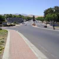 IN PITTSBURG, CALIFORNIA, RAILROAD AVENUE LOOKING TOWARDS THE MOUNTAINS. THIS IS THREE-MILE STRETCH OF MAIN ROAD FROM THE RIVER (SACRAMENTO + SAN JOAQUIN RIVERS) TO THE BASE OF THE MOUNTAINS (2013), Питтсбург