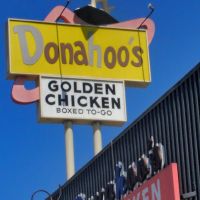 Donahoos Golden Chicken Sign, Помона