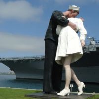 Kissing in front of USS Midway in San Diego, Сан-Диего