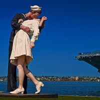 San Diego California Unconditional Surrender Statue Next to the Midway Museum, Сан-Диего