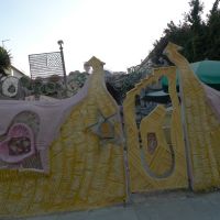 The front of the crazy house!, Торранц