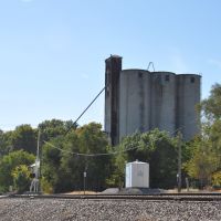 Old grain elevator next to railroad tracks, Ливенворт