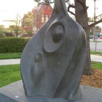 Leadership, abstract bronze of children encircled in mothers cloak, Lawrence, KS, Лоуренс