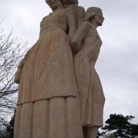 Pioneer Family, limestone sculpture by Pete Felten, Oberlin, KS, Нортон