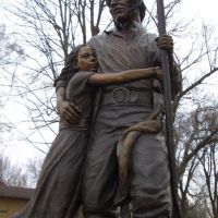 Shawnee tribal leader Paschal Fish and his daughter, Eudora - life size bronze, city park, Eudora, KS, Овербрук