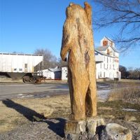 bear carved out of tree trunk, Belleville, KS, Палмер