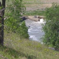 Tuttle Creek Dam spillway, left side people are fishing, right outlet letting out water, Manhattan, KS, Палмер