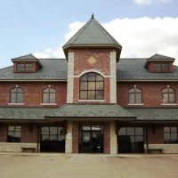 Bank in downtown Parsons, Kansas constructed to resemble the old Katy Railroad Depot, Парсонс