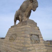 Monarch of the Plains, Pete Felten limestone buffalo sculpture,Hays,KS, Хэйс