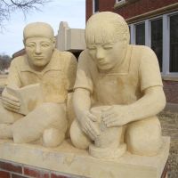 Boy & Girl life-size limestone Pete Felten sculptures, Hays, KS, Хэйс