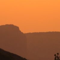 Utah fires make orange sunset over the Colorado National Monument, Гранд-Джанкшин