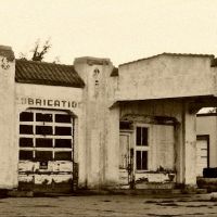 old service station abandoned in Walsenburg, Лас-Анимас