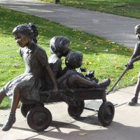 Statue of playing children - Loveland CO, Нанн