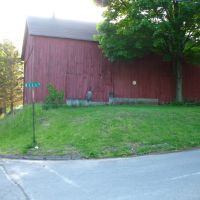 Barn at intersection of Bell St. and Country Club Rd. on Mattabesett Trail - May 14 2010, Валлингфорд