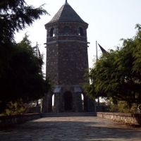 Veterans Memorial Tower on Fox Hill in Henry Park, Вернон