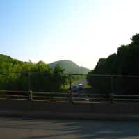 View of Mt. Higby from I-91 overpass on Country Club Rd., Middletown - May 14 2010, Ветерсфилд