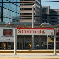 Metro North Commuter Railroad - Amtrak Station Platform and Sign at Stamford, CT, Стамфорд