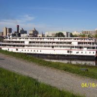 Riverboat visits the Twin Cities, Монро