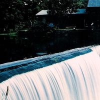 Waterfall in Somersville Pond, Ct 95, Ист-Лонгмидоу