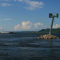 Barge churns downriver on the mighty Mississippi, Браунсвилл